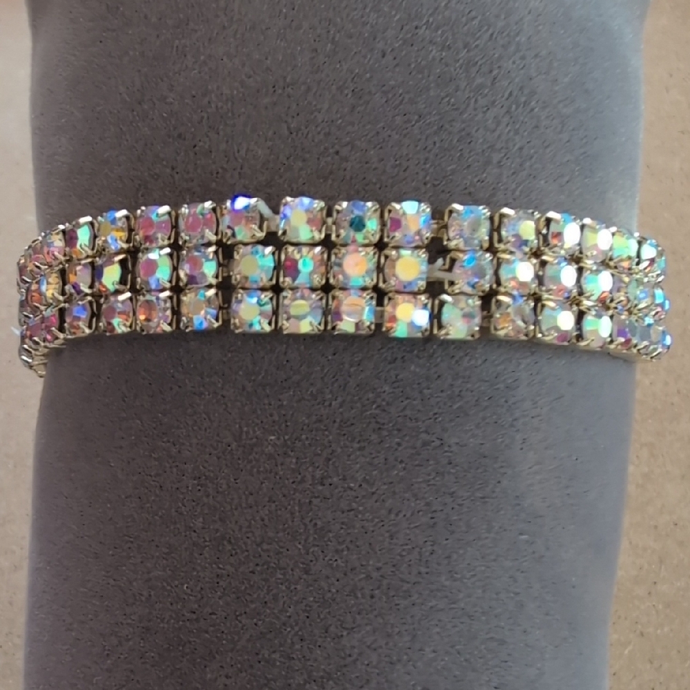 Gold Stretch Bracelet with Iridescent Crystals and Elegant Design